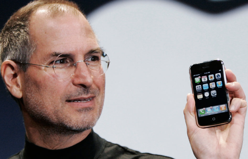 Steve Jobs prezentuje pierwszego iPhone'a, 2007
