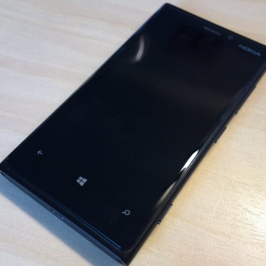 Nokia Lumia 920 — jeden z najbardziej rozpoznawalnych telefonów epoki Windows Phone i symbol sojuszu Microsoftu z Nokią.