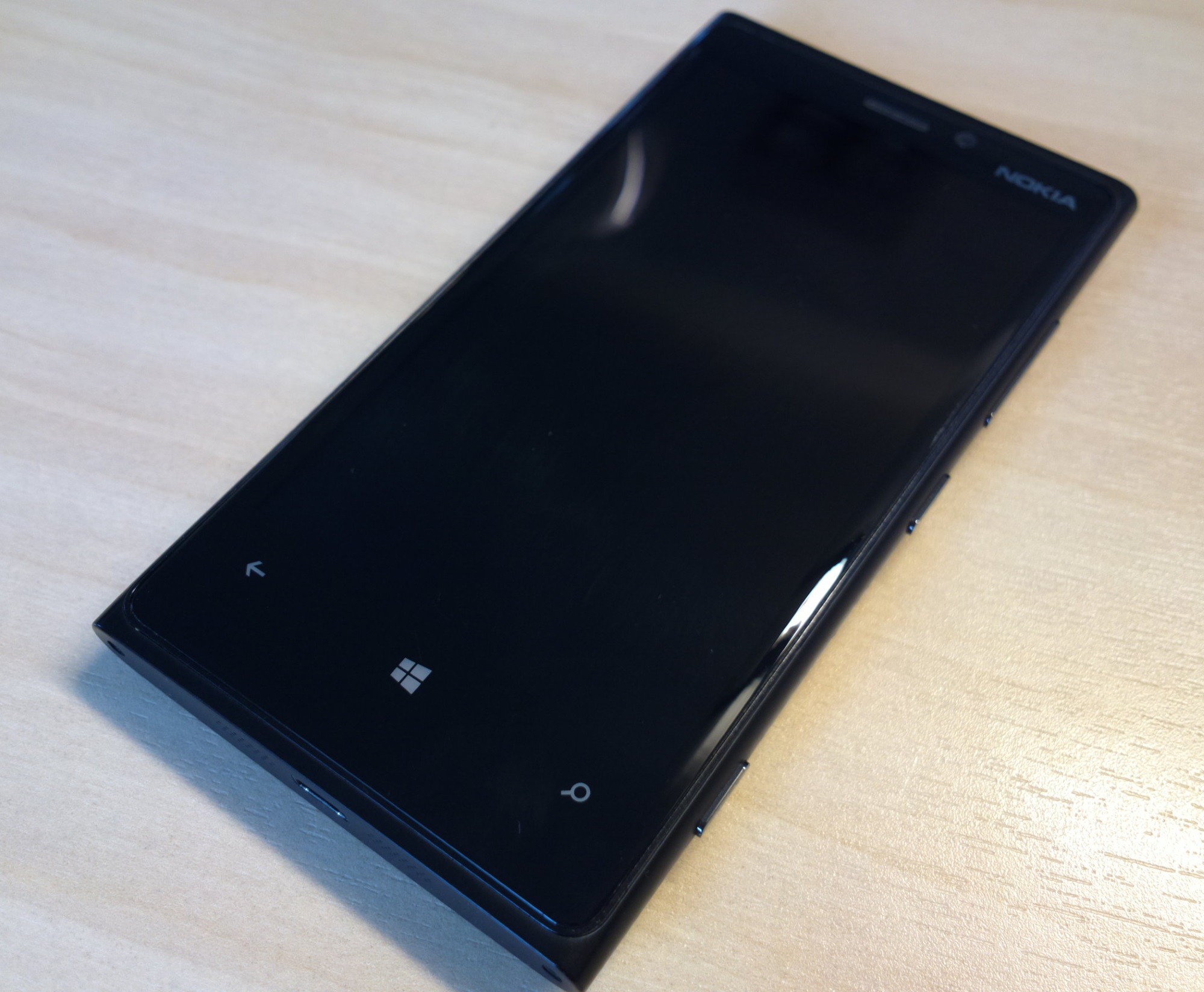 Nokia Lumia 920 — jeden z najbardziej rozpoznawalnych telefonów epoki Windows Phone i symbol sojuszu Microsoftu z Nokią.