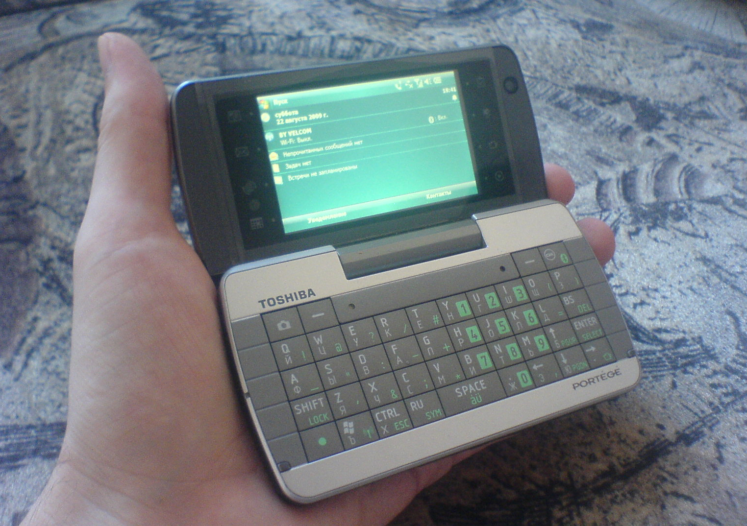 Toshiba Portege G900 z epoki Windows Mobile — przykład smartfona, który bardziej przypominał kieszonkowego peceta niż współczesny telefon.